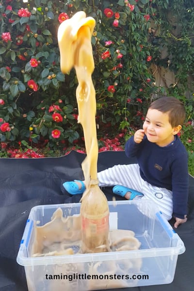 Resimde Mentos gayzerine gülümseyen bir çocuk görülüyor