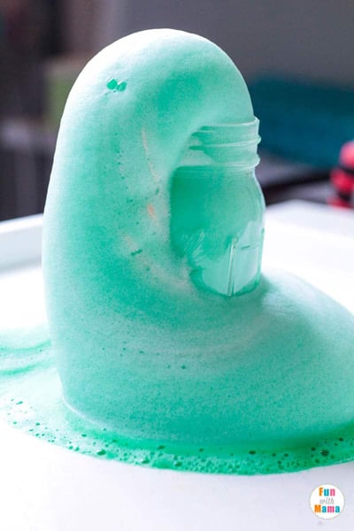 Fil diş macunu deneyinde şişeden yeşil köpük fışkırıyor.
